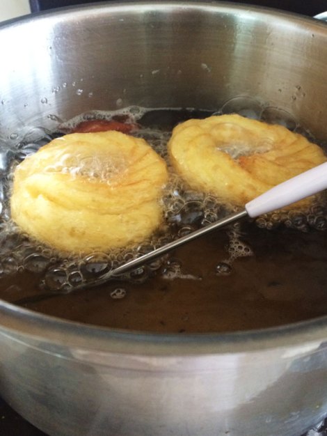 zeppole-frying